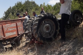 Devrilen traktörün altında kalan sürücü hayatını kaybett