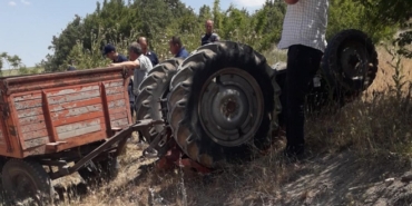 Devrilen traktörün altında kalan sürücü hayatını kaybett