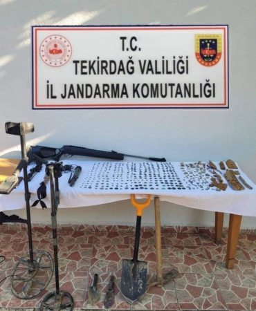 -EVINDE-UYUSTURUCU-VE-TARIHI-OBJELER-ELE_784814_232164 (1)