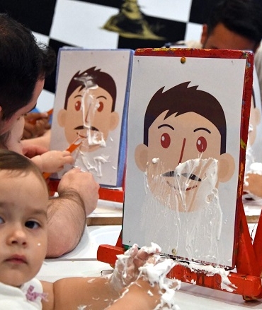 Kitabevinin 'babalar günü' etkinliğinde, çocuklar babalarıy