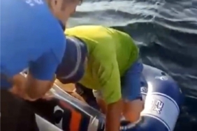 Lastik botla 1 saat sürüklendi, deniz polisini aradı