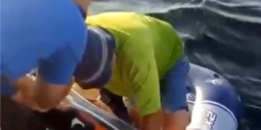 Lastik botla 1 saat sürüklendi, deniz polisini aradı