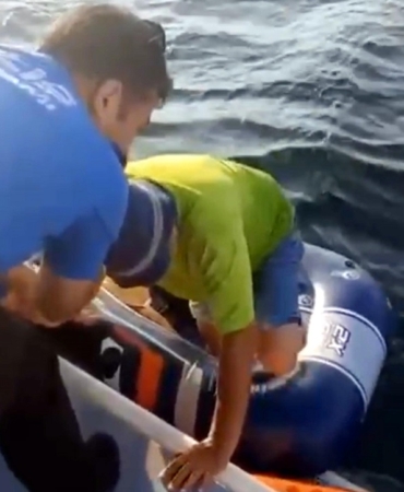 Lastik botla 1 saat sürüklendi, deniz polisini aradı