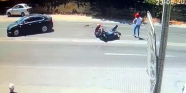 Motosiklet ile otomobil çarpıştı, 2 yaralı; kaza kamerada