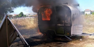 Saros'ta park halindeki çekme karavan alev alev yandı