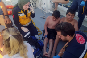 Şişme botla denizde mahsur kalan 3’ü çocuk, 4 kişi kurtar