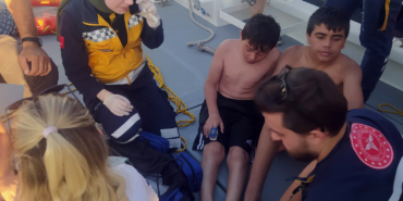 Şişme botla denizde mahsur kalan 3’ü çocuk, 4 kişi kurtar