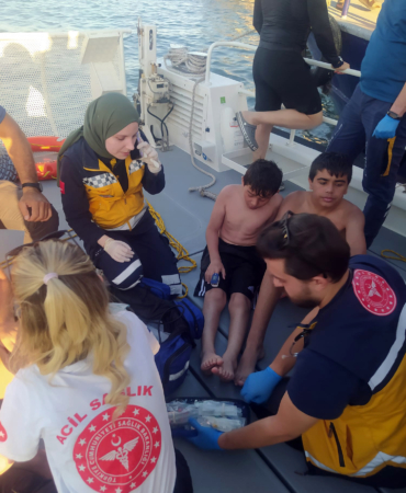 Şişme botla denizde mahsur kalan 3’ü çocuk, 4 kişi kurtar