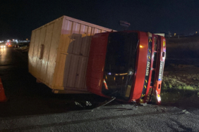 Tekirdağ’da otomobille çarpışan kamyonet devrildi