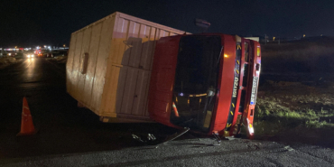Tekirdağ’da otomobille çarpışan kamyonet devrildi