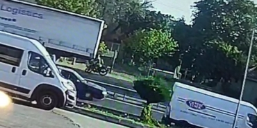 TIR'a çarpan motosikletin sürücüsü öldü; kaza kamerada