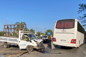 Yolcu otobüsü ile kamyonet çarpıştı; 2 yaralı