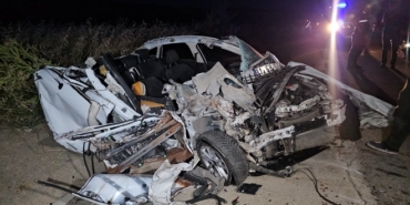 Yolda park halindeki TIR’a çarpan otomobilin sürücüsü yar