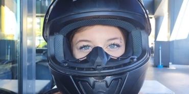 Yön levhası direğine çarpan motosikletin sürücüsü 14 ya.