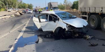 Çorlu'da bariyere çarpan otomobilde 3 kişi yaralandı