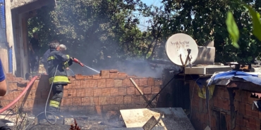 Çorlu'da gecekondu yangını