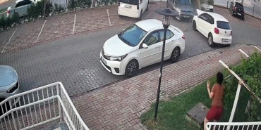 Hafif ticari araç, çitlere, ağaca ve otomobile çarptı; o an