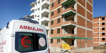İnşaatın 7’nci katından asansör boşluğuna düşüp, hay