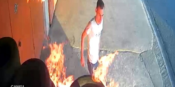 İş yerinin önündeki araç lastiklerini ateşe verdi; o anlar