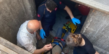 Kaldırımda yürürken metal kapak kırılınca bodruma düşt.