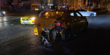 Kırmızı ışıkta bekleyen taksiye otomobil çarptı;  3 ya