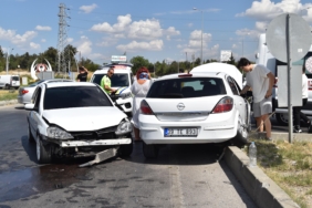 Lüleburgaz'da iki otomobil çarpıştı: 3 yaralı