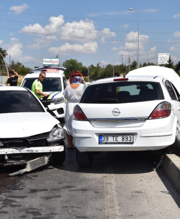 Lüleburgaz'da iki otomobil çarpıştı: 3 yaralı