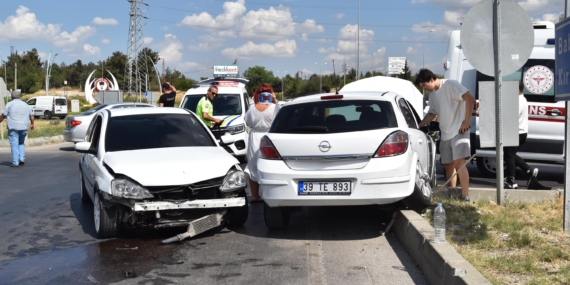 Lüleburgaz'da iki otomobil çarpıştı: 3 yaralı