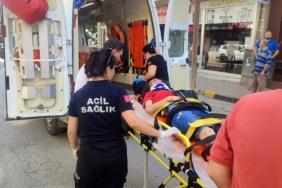 Motosiklet yayaya çarptı: 2 yaralı