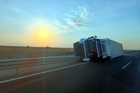 Orta refüje çarpıp devrilen kamyonun alkollü sürücüsü, y