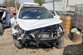 Otomobil, araca ve duvara çarparak takla attı; sürücü ağı