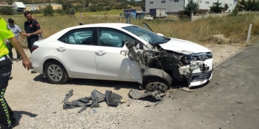Otomobil, radar uygulaması yapan araca çarptı: 1’i polis 2