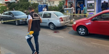Para çekmek için gittiği ATM önünde, husumetlisinin satırl