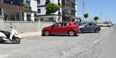 Park halindeki otomobile çarpan motosiklet sürücüsü yara