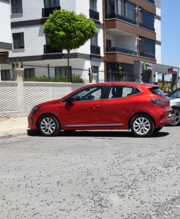 Park halindeki otomobile çarpan motosiklet sürücüsü yara