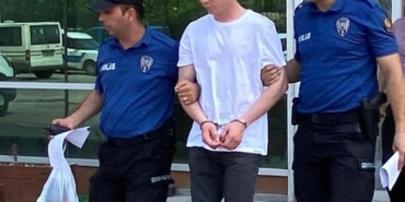 POLISIN-UZERINE-OTOMOBILIN-SUREN-SURUCU-_795312_235324