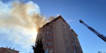 Tekirdağ'da 8 katlı apartman çatısında yangın