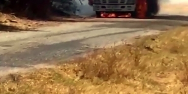 Edirne’de seyir halindeki akaryakıt tankeri yandı