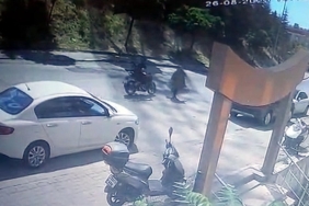 Motosikletin yayaya çarptığı kaza kamerada