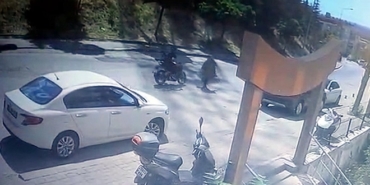 Motosikletin yayaya çarptığı kaza kamerada