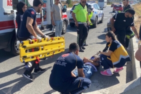 Motosikletiyle yol ayrımındaki parke taşlarına çarpan sür.