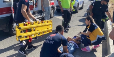 Motosikletiyle yol ayrımındaki parke taşlarına çarpan sür.