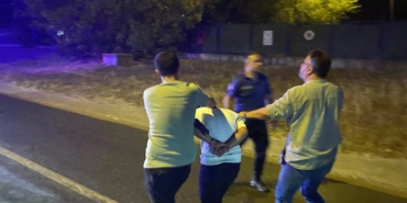 Polisten kaçıp kaza yapan otomobilde 9 kaçak göçmen ve 2 or