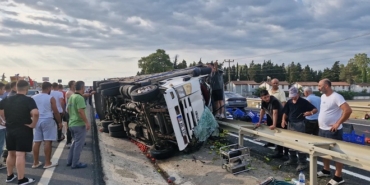 Tekirdağ'da kamyon devrildi; 3 kardeşten 1'i öldü, diğerler