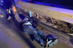 Yoldaki takoza çarpan motosiklet sürücüsü yaralandı