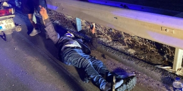 Yoldaki takoza çarpan motosiklet sürücüsü yaralandı