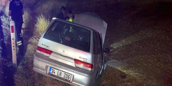 Yol kenarına savrulan otomobilde karı-koca yaralandı