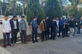 Edirne’de kamyonette 15 kaçak göçmen yakalandı; 1 gözalt.