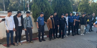 Edirne’de kamyonette 15 kaçak göçmen yakalandı; 1 gözalt.