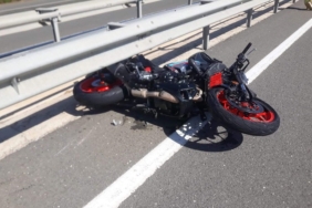 Otomobilin çarptığı motosikletin sürücüsü ağır yarala